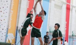 女网红打篮球吃瓜,趣味横生引网友热议